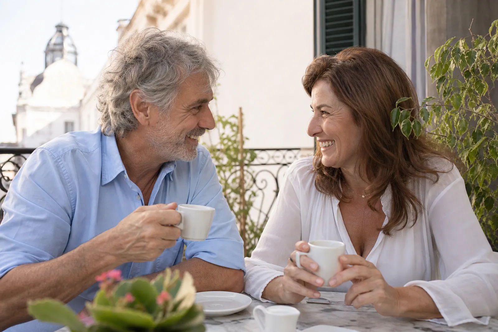 Paar beim Kaffee auf einer sonnigen Terrasse in Buenos Aires
