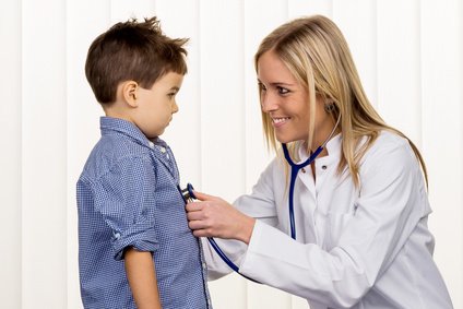 Gesetzliche und Private Krankenversicherung Ärztin und kleiner Junge