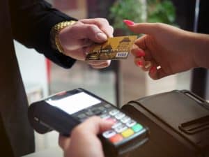 Eine Frau bezahlt ihren Einkauf mit der Debitkarte
