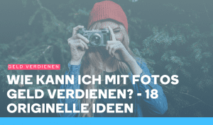 Eine Frau hält eine Kamera und verdient mit Fotos Geld.