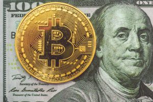 Bitcoin als Geldanlage auf einem Dollarschein