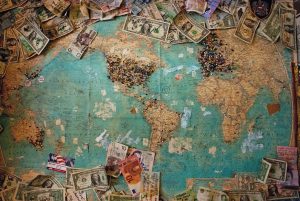 Geld und Weltkarte