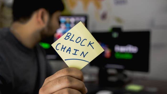 Mann nutzt Crypto Lending auf der Blockchain