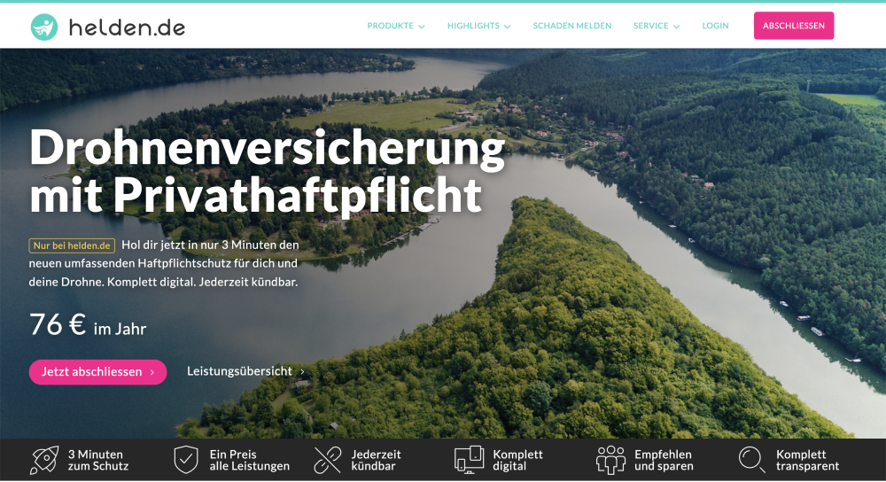 Eine Website mit einem malerischen Blick auf einen See und die umliegenden Bäume.