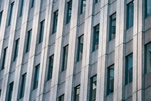 Eine Nahaufnahme eines Gebäudes mit automatisch gespeicherten Entwurfsfenstern.
