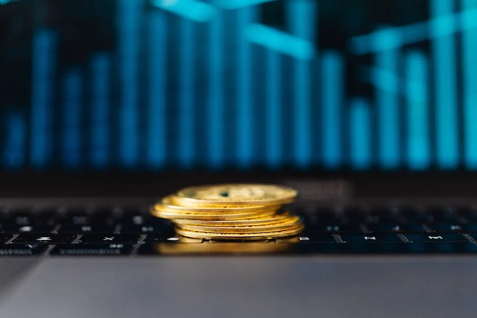 Ein Stapel Goldmünzen auf einem Laptop-Bildschirm, der als visuelle Darstellung des Anfängerleitfadens für den Einstieg ins Investieren dient.