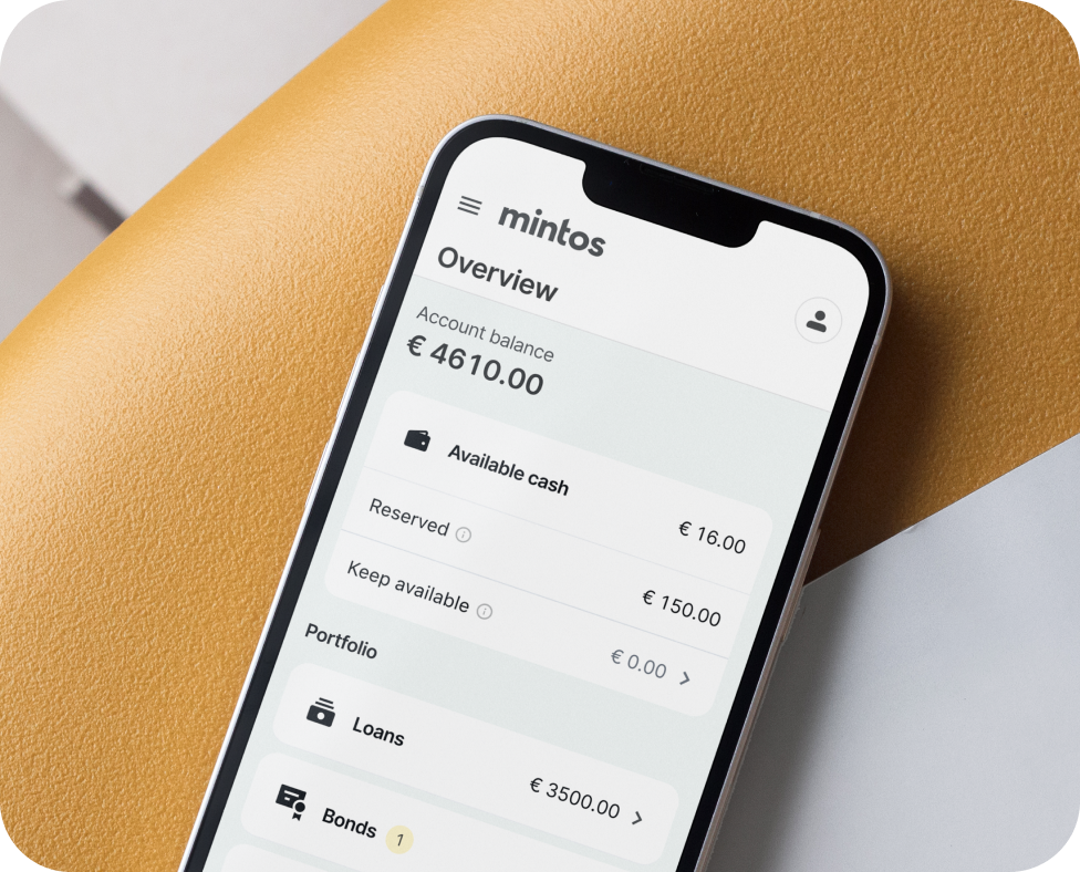 Smartphone, auf dem die Übersichtsseite der Mintos Investment-App zum Vermögensaufbau mit einem Kontostand von 461,00 € auf gelber Fläche angezeigt wird.
