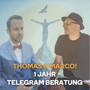 Thomas, im blauen Anzug und mit Fliege, und Marco mit Hut und Sonnenbrille stehen vor einem Berg-mit-Vogel-Motiv. Der Text lautet: „Telegram Beratung – 1 Jahr mit Marco & Thomas.“.